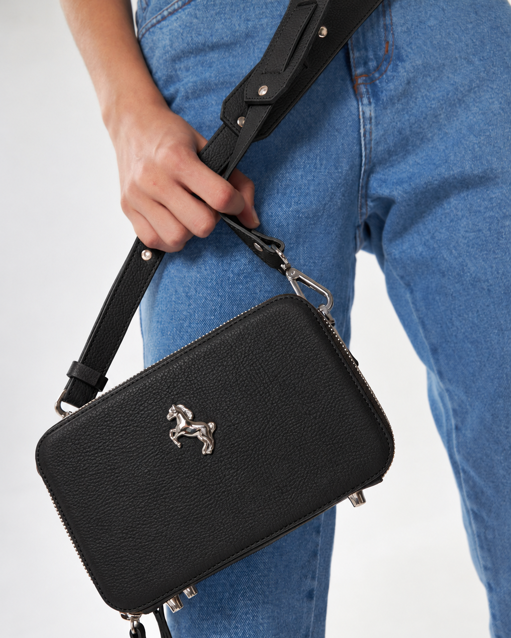 Cartera Mini Skye Negro con look denim