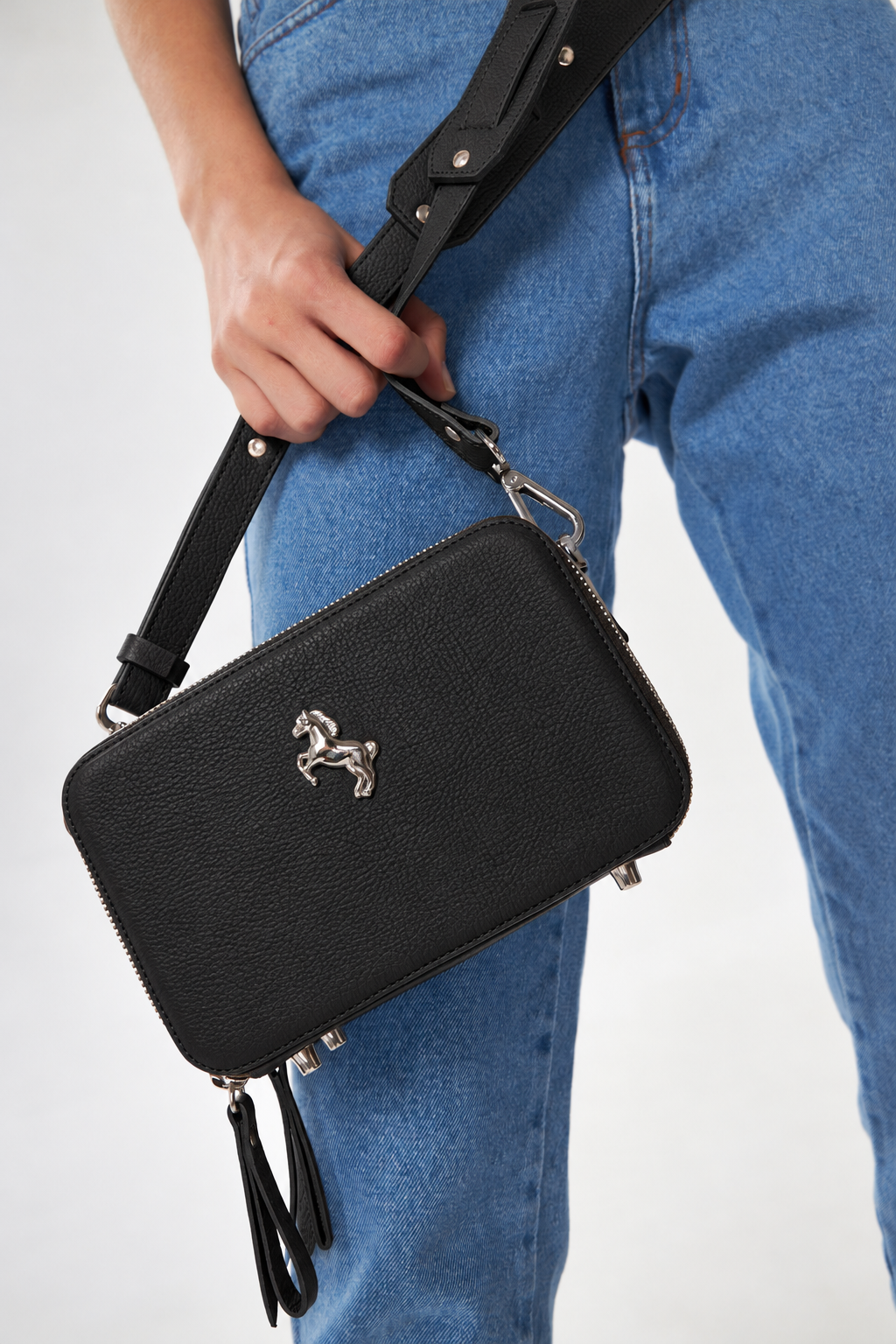 Cartera Mini Skye Negro con look denim