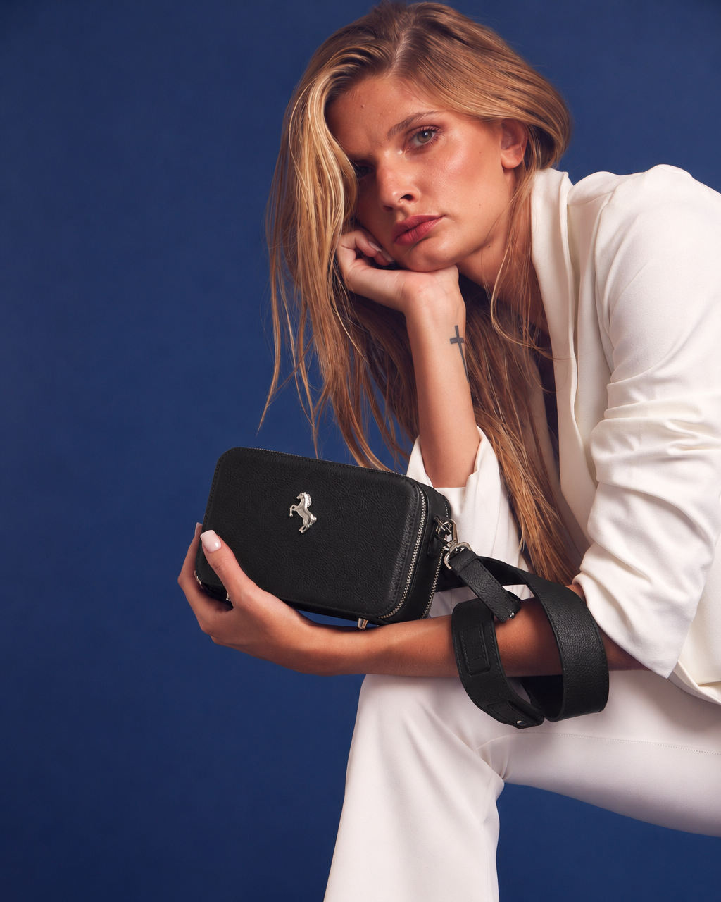 Cartera Mini Skye Negro con traje blanco