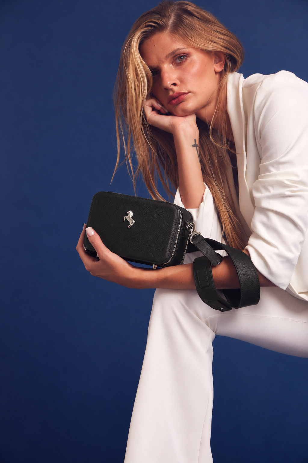 Cartera Mini Skye Negro con traje blanco