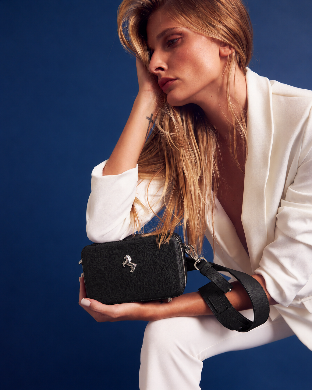 Cartera Mini Skye Negro con traje blanco