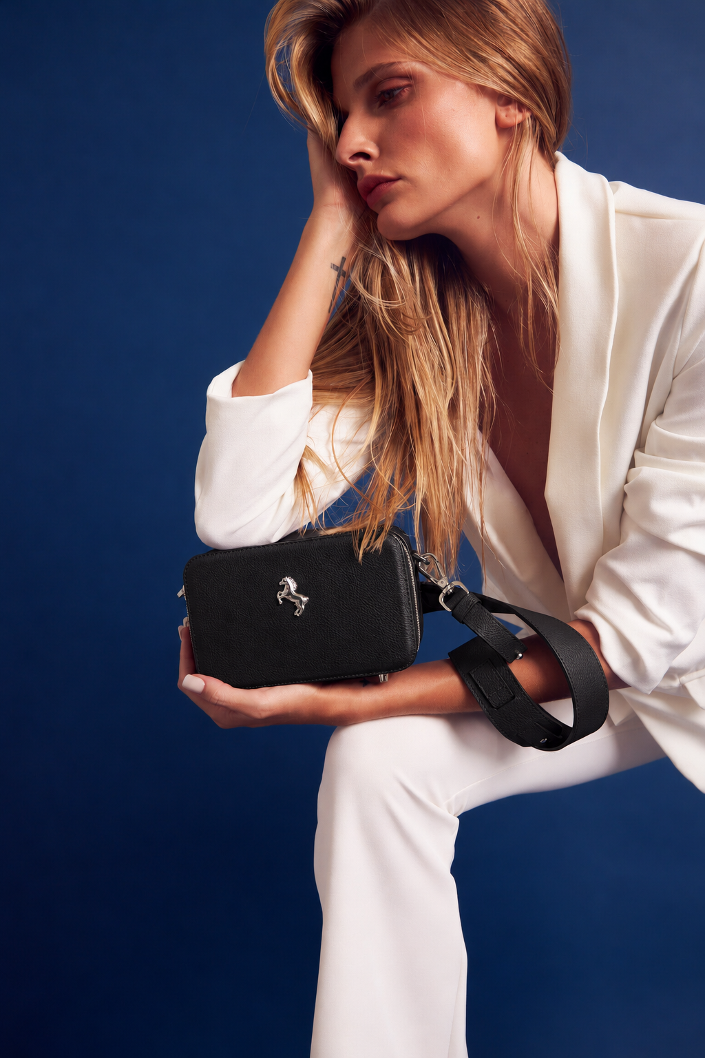 Cartera Mini Skye Negro con traje blanco