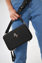 Cartera Mini Skye Negro con look denim